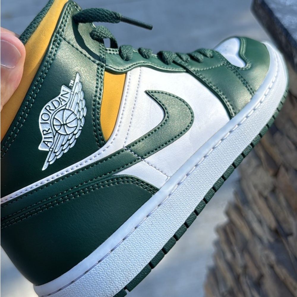 Air Jordan Mid’s 1’s (Sonics ) 10.5 Men
